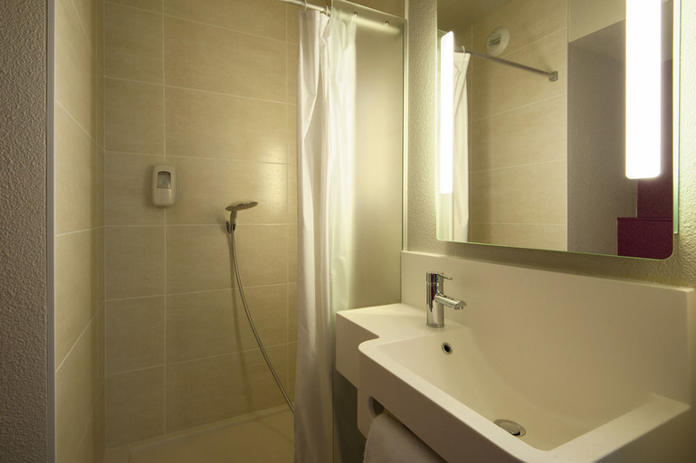 Bedroom 4, B&B HOTEL Lyon Caluire Cité Internationale, Rhône