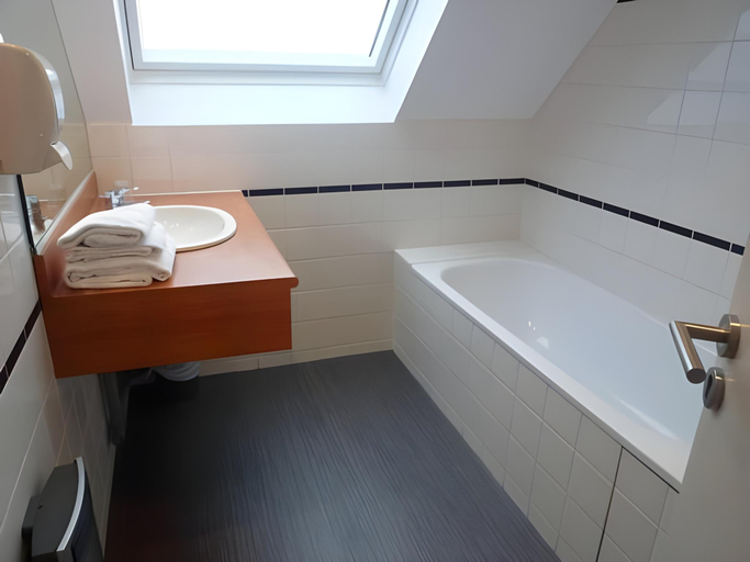 Bathroom 3, Brit Hotel Saint-Nazaire Centre, Loire-Atlantique