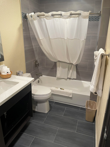 Bathroom 4, Harvest Inn, Dixon/ UC Davis., Solano