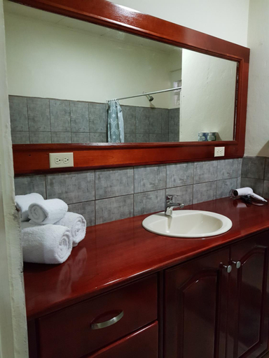 Bathroom 4, Banana Bay Marina, Golfito