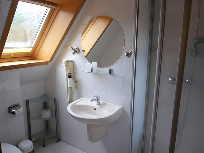 Bathroom 2, Ostseehotel Wustrow, Vorpommern-Rügen