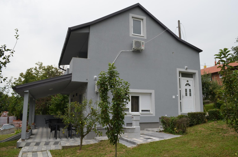 Others 5, Apartmani Ana, Irig