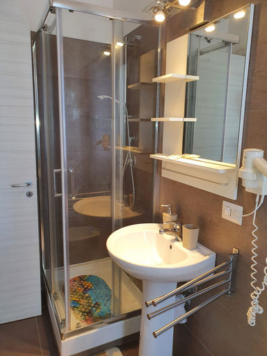 Bathroom 3, 4Rooms Guest House Salerno, Salerno