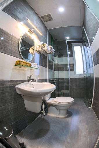 Bathroom 4, Vinh Hoi Hotel, Pleiku