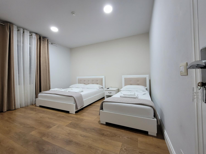 Others 2, Hotel Taverna Zisi, Kolonjës