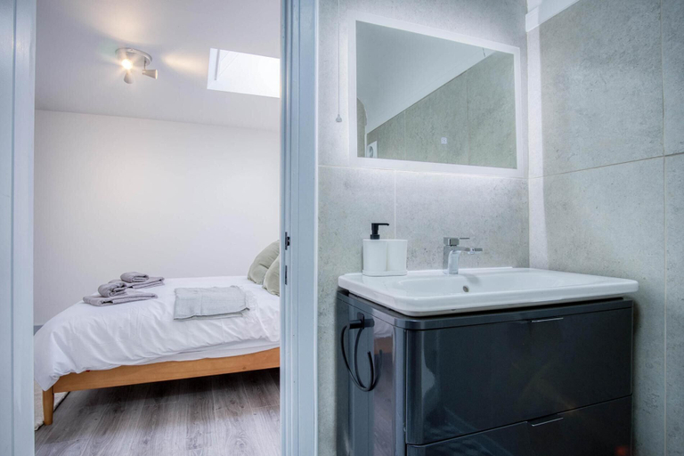 Bathroom 4, Sandy Steps - 1 Bedroom Apartment - Tenby, Pembrokeshire