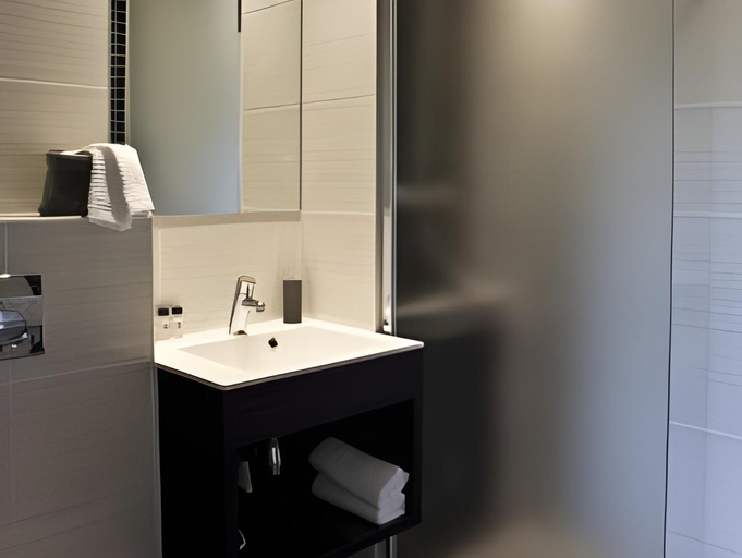 Bathroom 4, Hôtel du Golf de Saint-Laurent,The Originals Relais, Morbihan