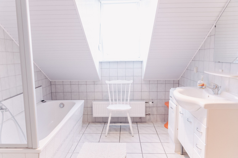 Bathroom 5, Apartmenthaus am Achteck, Darmstadt