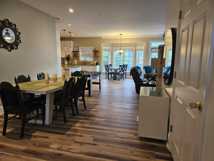 Food & Drinks 5, Heated Pool King Bed Jacuzzi Bath Arcade, Forsyth
