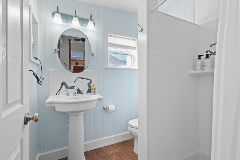 Bathroom 4, The Old Apartment, Saint Lucie