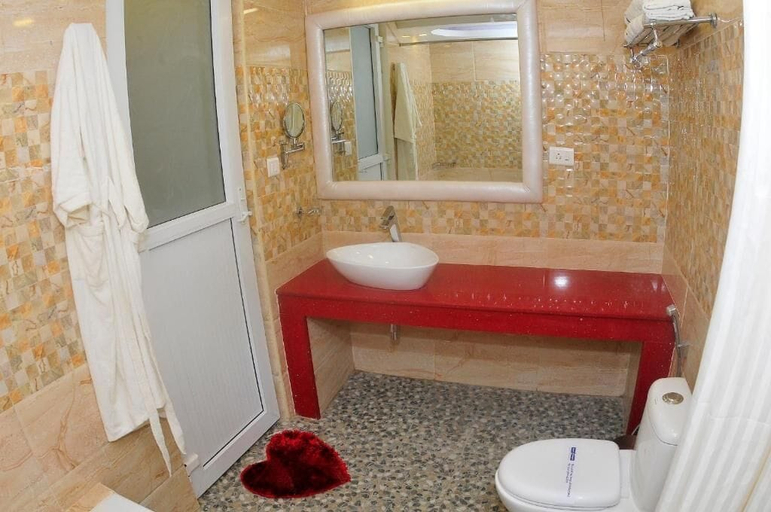 Bathroom 3, Royal Penguin Boutique Hotel And Spa, Bagmati