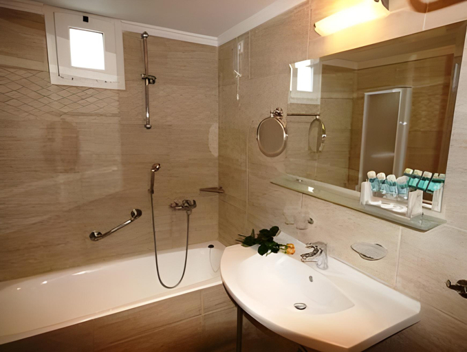 Bathroom 4, Pantheon Gythio City Hotel, Peloponnese