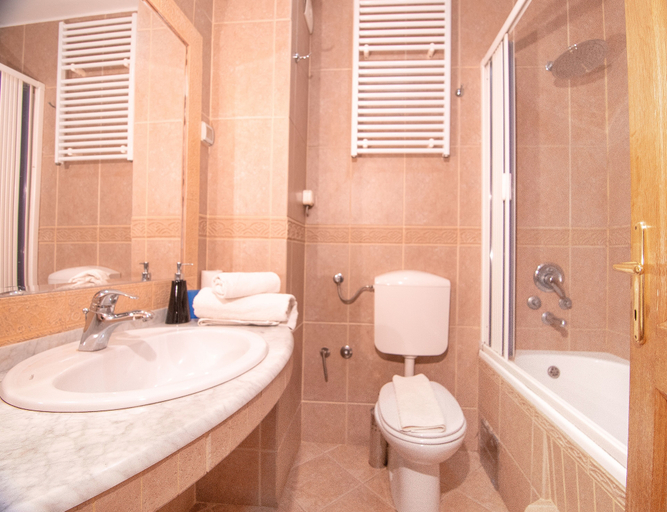 Bathroom 3, Levantin Inn