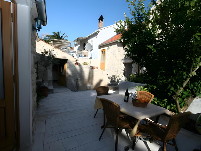 Others 3, Guest House Lucijo, Jelsa