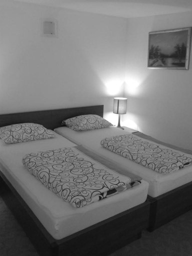 Others 3, Prenociste Zan, Sarajevo