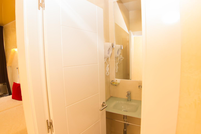 Shower 4, Hostal Palacio Madrid, Madrid