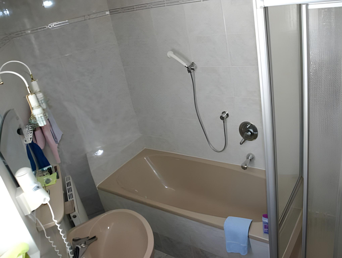 Bathroom 4, Hotel Barolina, Landeck