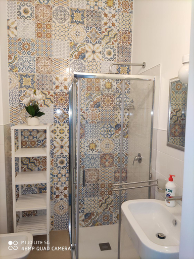 Bathroom 2, iMama' Rooms, Syracuse