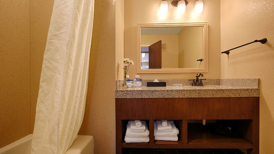 Bedroom 5, Best Western The Inn & Suites Pacific Grove, Monterey