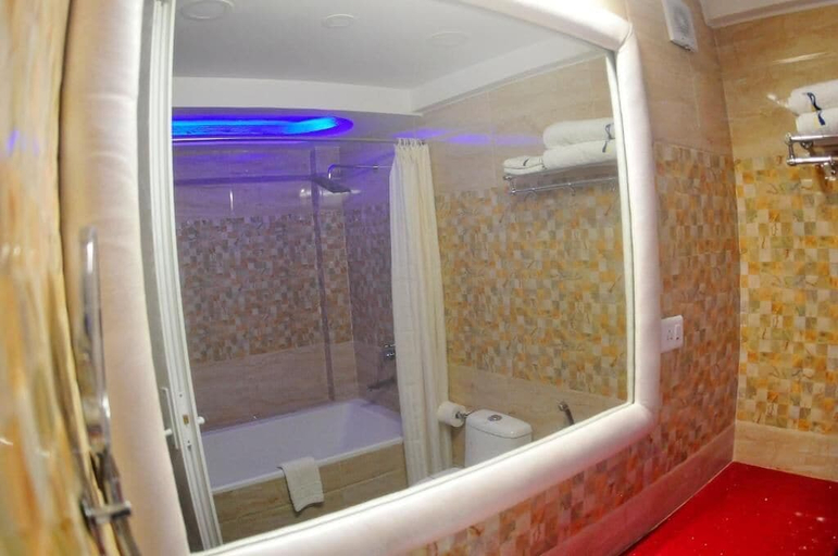 Bathroom 5, Royal Penguin Boutique Hotel And Spa, Bagmati
