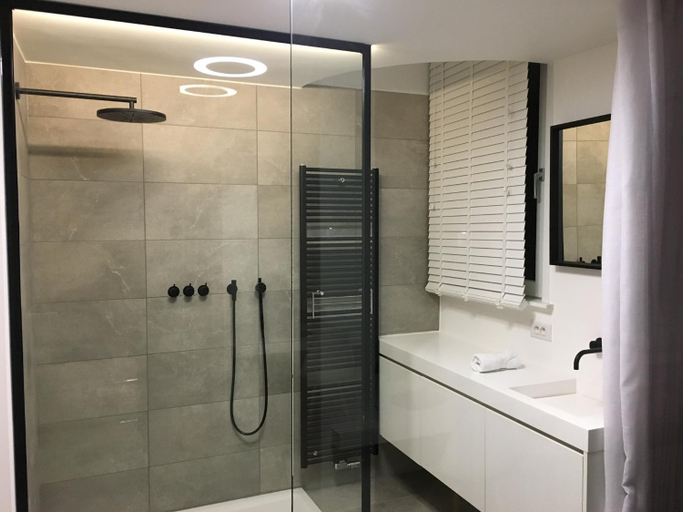 Bathroom 3, Apartment in Koksijde With Side Sea View, West-Vlaanderen