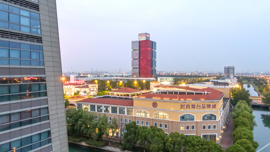 Exterior & Views
