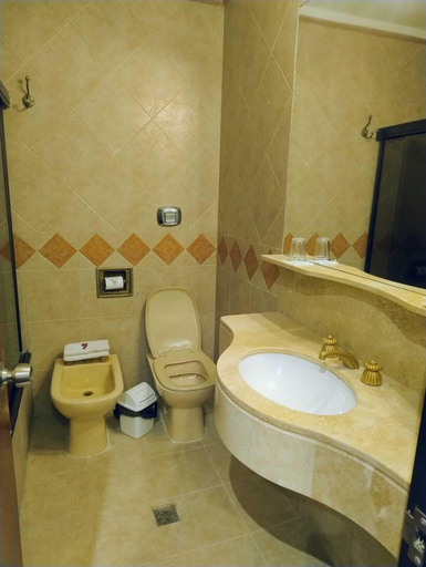 Bathroom 3, HOTEL AUGUSTUS, Capital