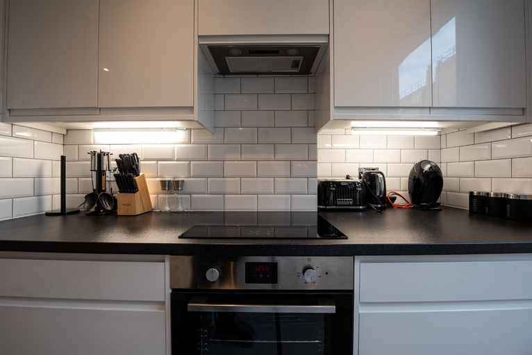 Others 4, Parkside London Apartment (SS3), London