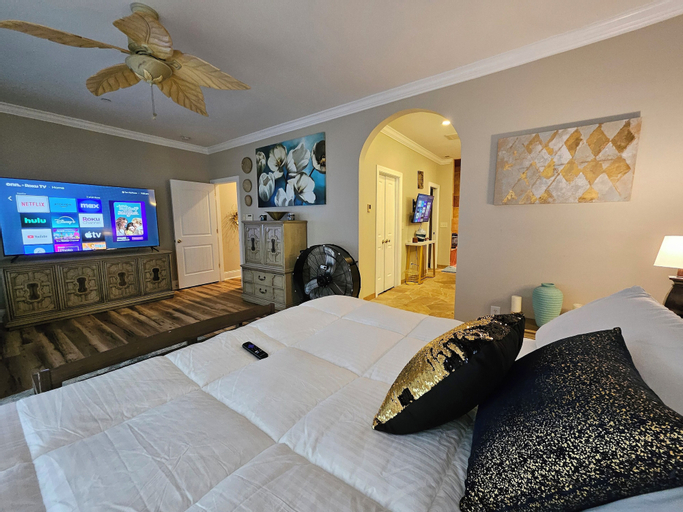 Heated Pool King Bed Jacuzzi Bath Arcade, Forsyth