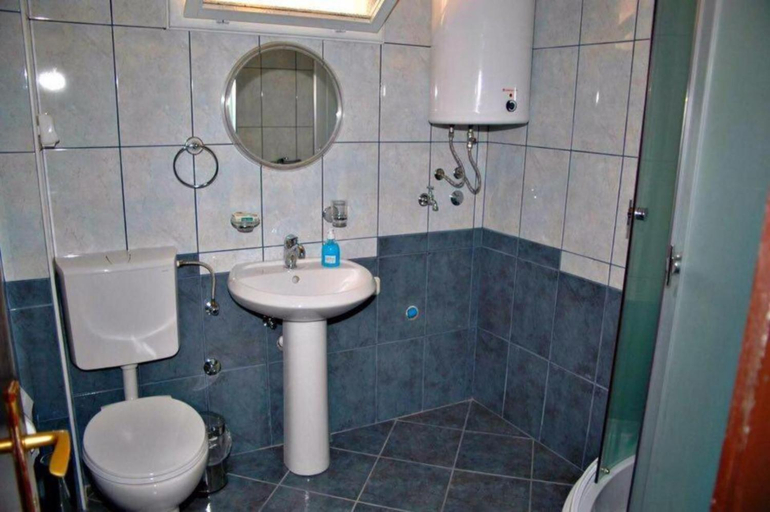 Bathroom 2, Savin Apartments
