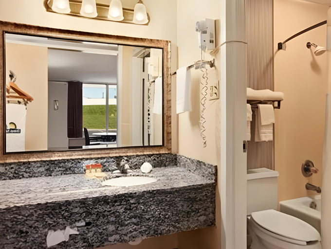 Bathroom 4, Econo Lodge Cave City, Barren