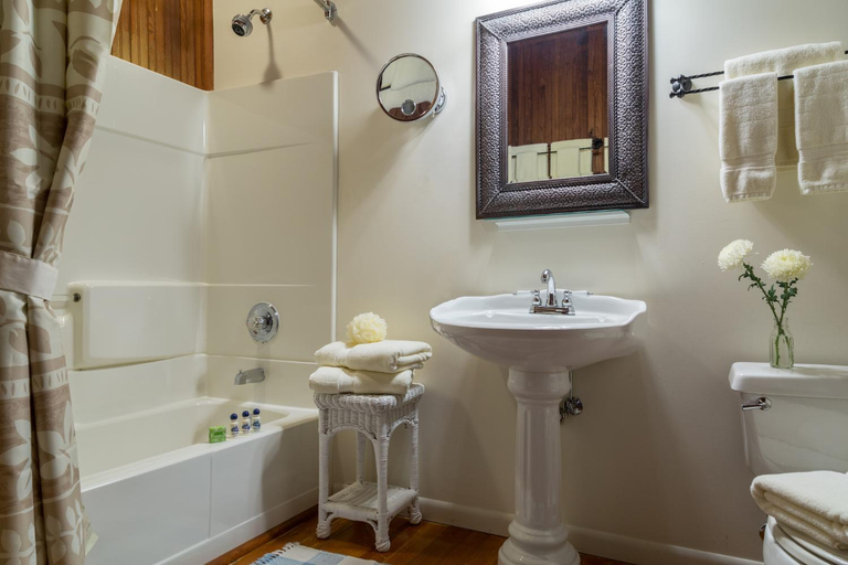 Bathroom 2, Magnolia Springs Bed and Breakfast, Baldwin
