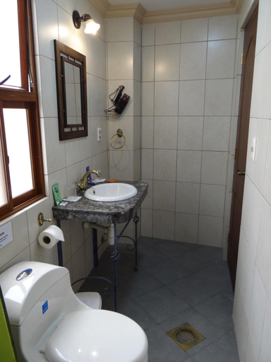 Bathroom, Hostal Bivouac, Pedro Domingo Murillo