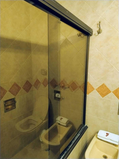 Bathroom 2, HOTEL AUGUSTUS, Capital