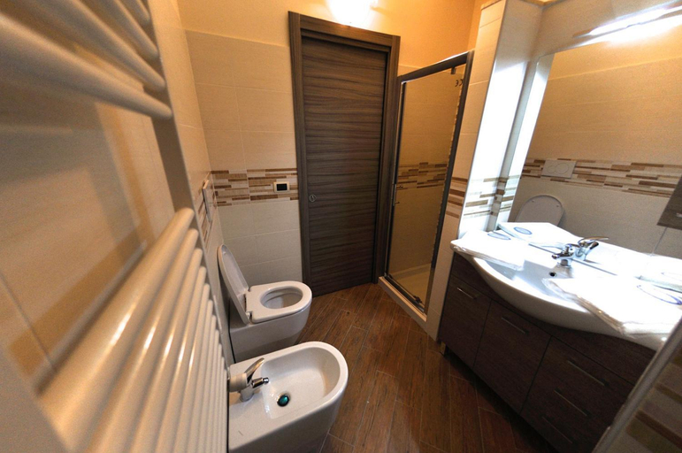 Bathroom 3, Apartments Casa Vacanze Dante, Catania