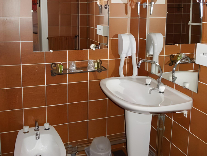 Bathroom 4, Chateau d'Ayres - Hôtel - Restaurant, Lozère