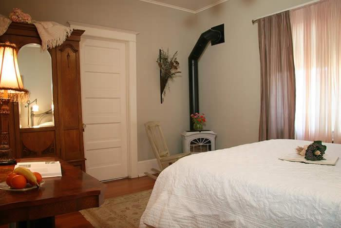 Bedroom 4, Eureka Street Inn, Amador