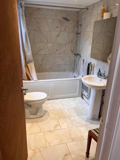 Bathroom 3, Luton Town House Near Airport, Luton