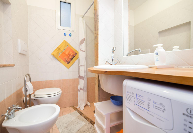 Bathroom 2, Laura Holiday House, Florence