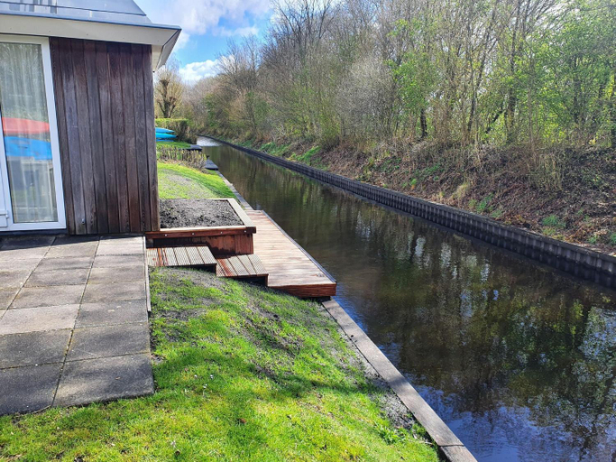 Others 3, Luxury home with sauna, outdoor SPA and boat, Tytsjerksteradiel