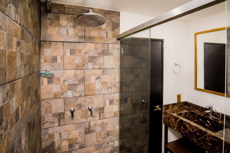 Bathroom 2, Park Lleras 11br Pool Jacuzzi, Medellín