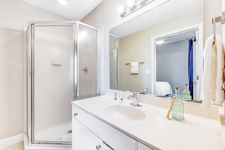 Bathroom 3, Tidewater 913, Bay