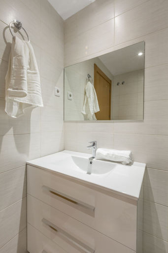 Bathroom 3, Horoko Apartments by gaiarooms, Madrid