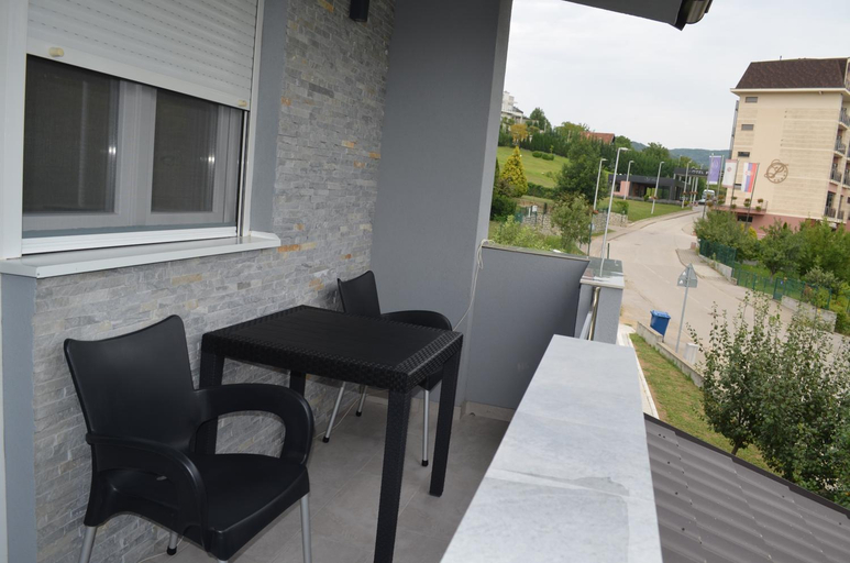 Others 2, Apartmani Ana, Irig