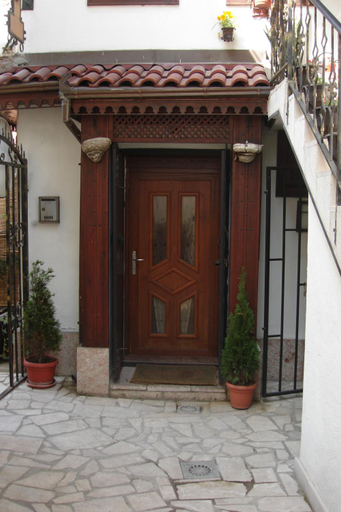 Others 5, Prenociste Zan, Sarajevo
