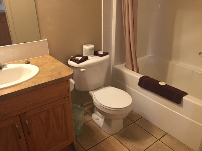 Bathroom 2, Avalon Inn, Okanagan-Similkameen
