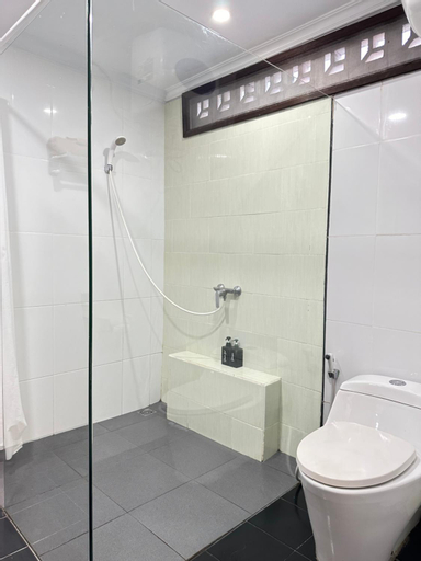 Bathroom 14