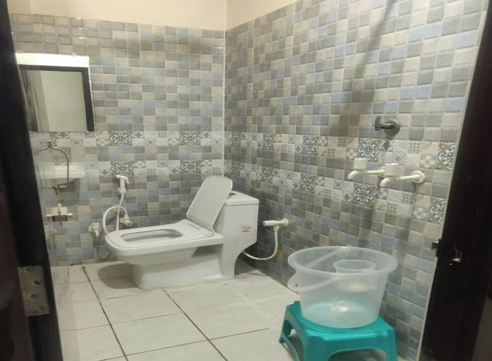 Bathroom, Hotel Pragati Heights, Mathura