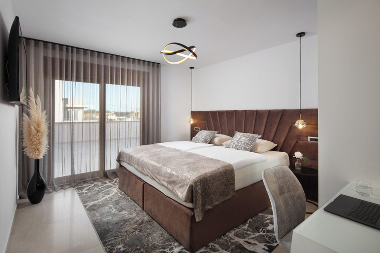 Bedroom 3, Malibu Royal, Vir