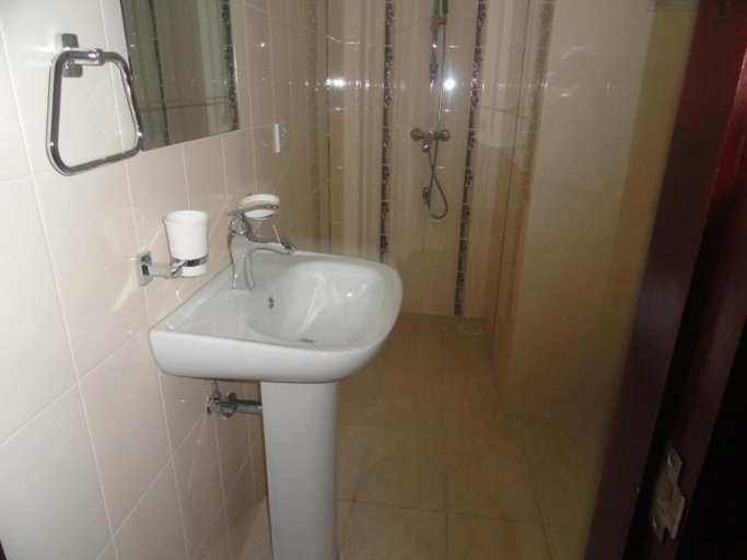 Bathroom, City And Hills View Apartment, Nuwara Eliya